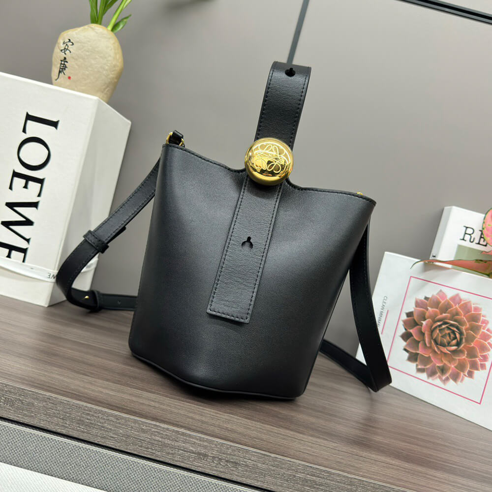 LOEWE Mini Pebble bucket in smooth calfskin(high-end grade)